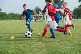 Equipe ou grupo de jogadores de futebol com um tablet ao ar livre em campo  para treinamento físico ou jogo online clube de futebol e atletas de  diversidade ou amigos com tecnologia para assistir a competições esportivas  ou vídeos